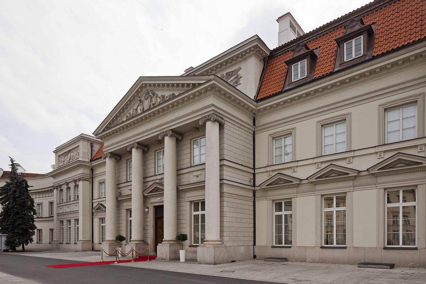 Zabytkowy Hotel Bellotto w Pałacu Prymasowskim na warszawskiej starówce